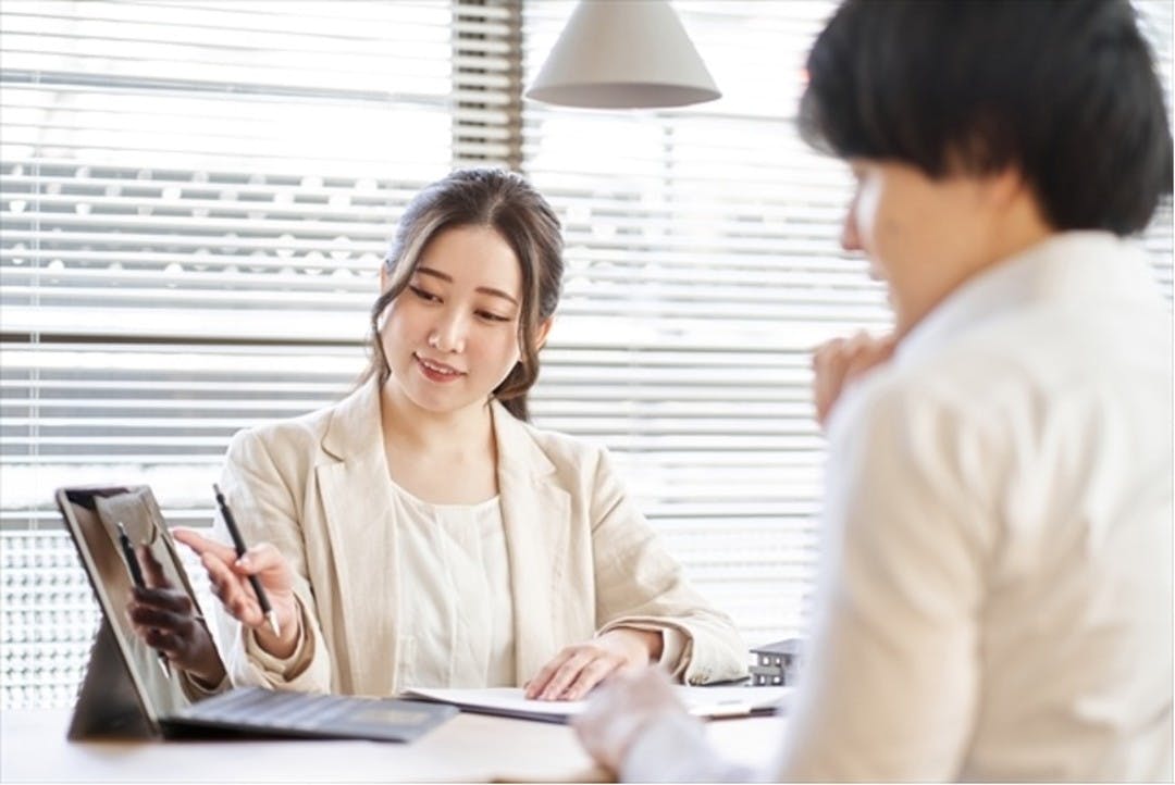 不動産会社の女性